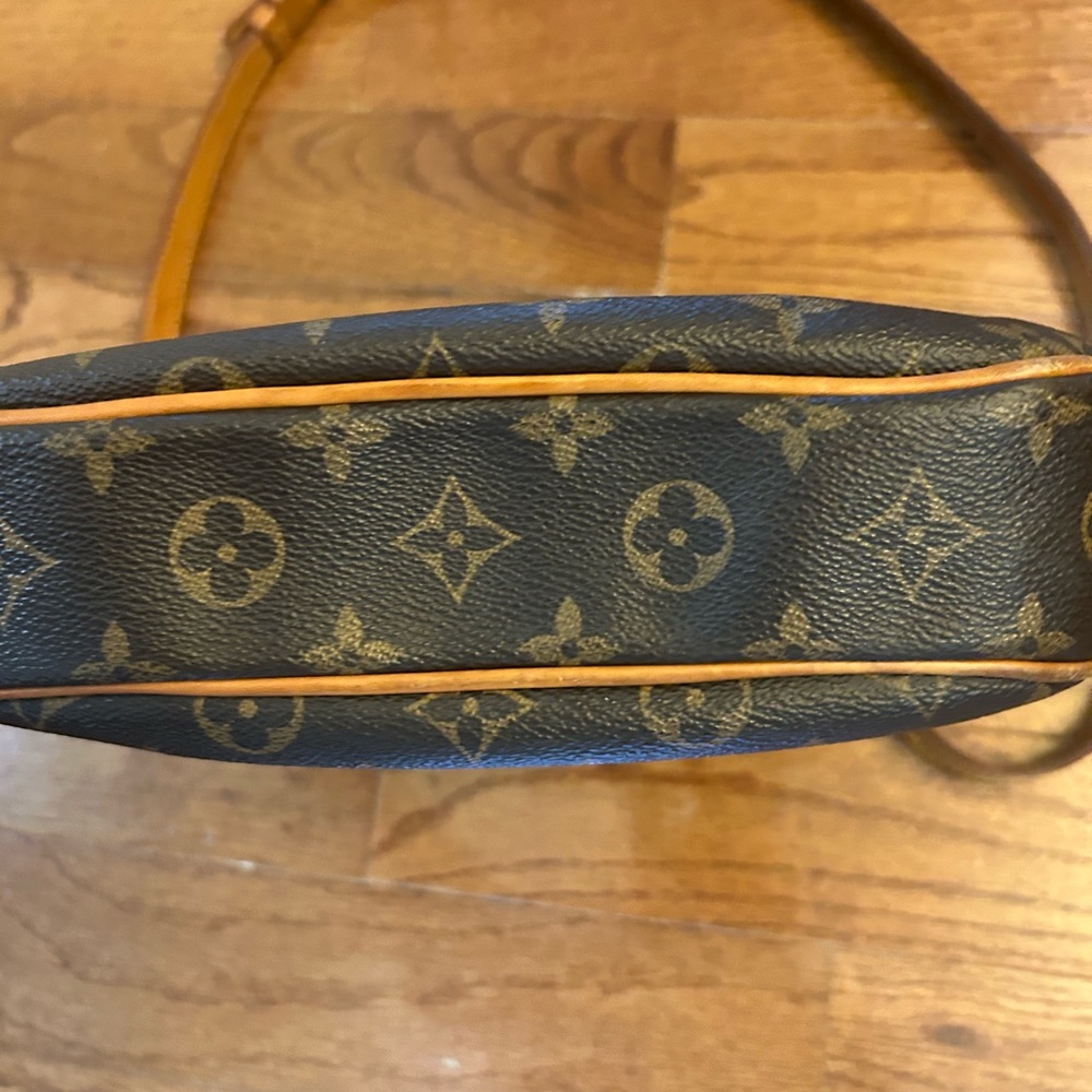 Louis Vuitton Monogram Crossbody Bag in Brown and Tan Leather Trim - Picture 3 of 11